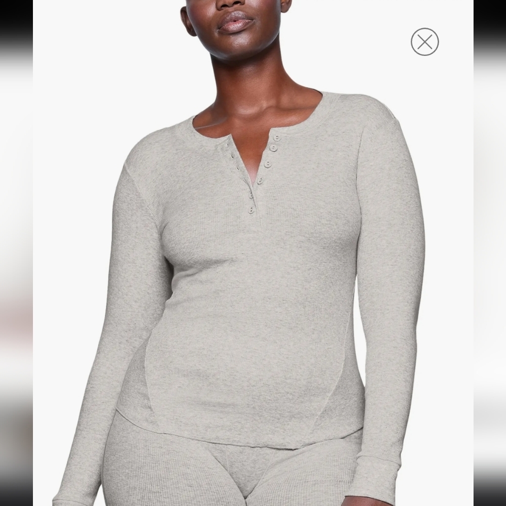 NWT SKIMS RIBBED STRETCH COTTON HENLEY TOP IN LIGHT HEATHER GREY SIZE XXS - Picture 2 of 10
